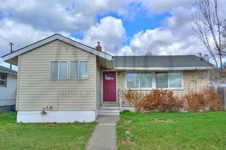 Building Photo - Bright & Peaceful Minnehaha Home