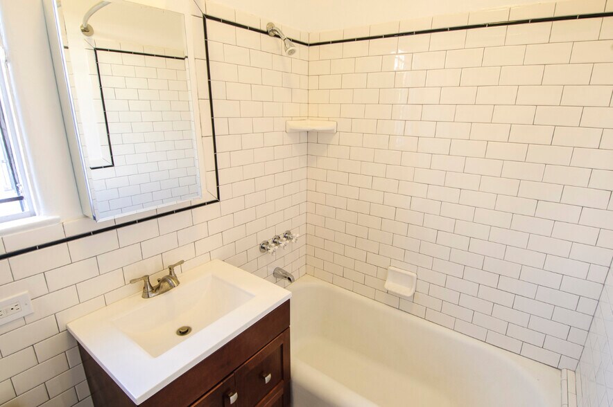 Building Photo - 140 Roxbury Dr