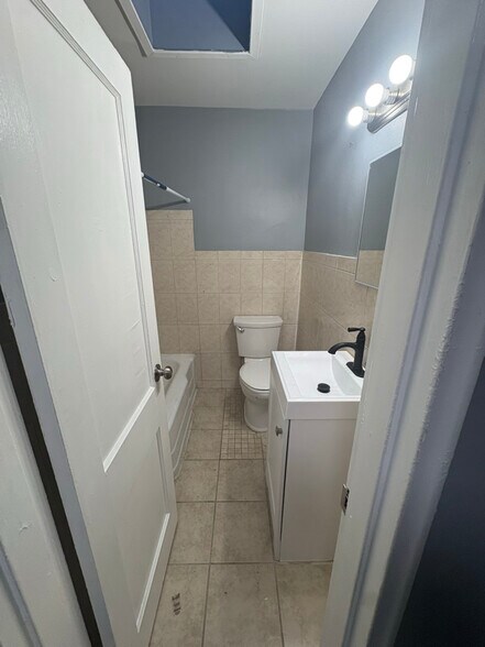 Building Photo - 921 Bonaparte Ave