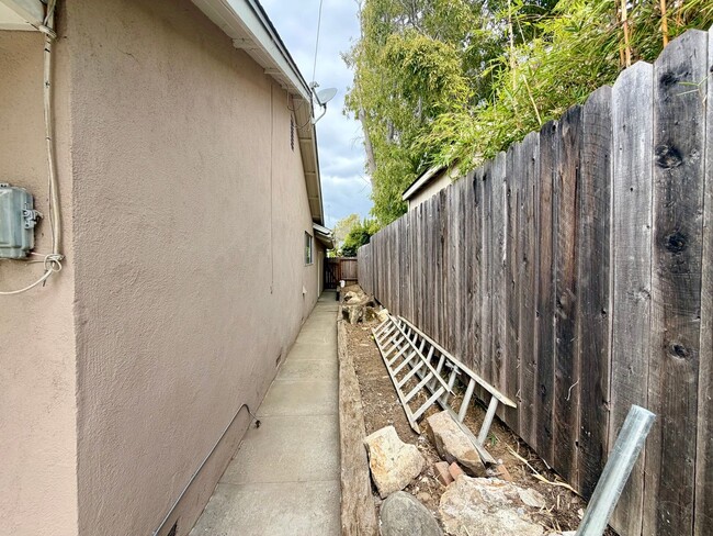 Building Photo - 7616 Dartmoor Ave