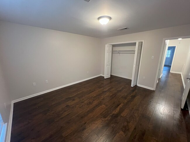 Building Photo - 4 bedroom, 3 bathroom townhouse located in...