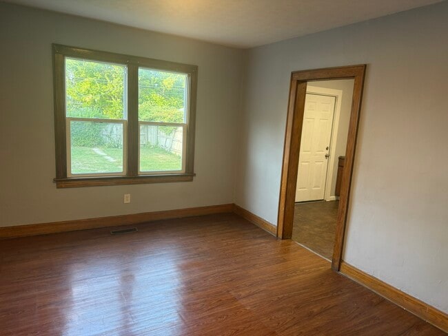 Building Photo - 806 E Deshler Ave