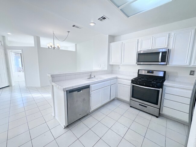 Building Photo - "Charming 2-Bed, 2-Bath Condo with Cozy Fireplace in Prime Stevenson Ranch Location!"