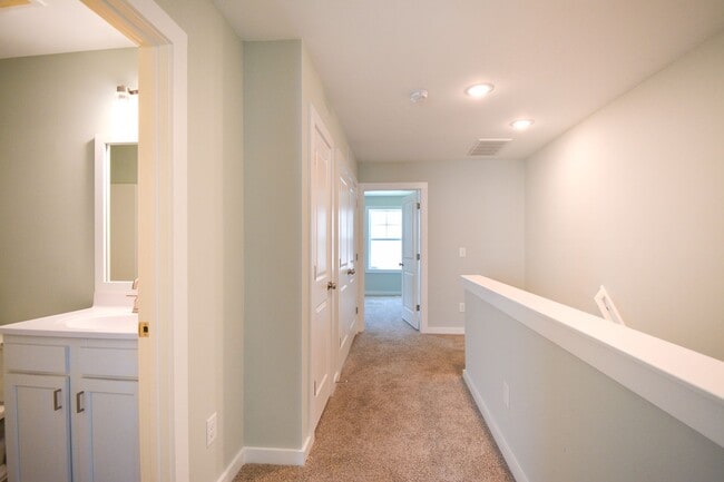 Building Photo - BEAUTIFUL! 2 Bedroom with Flex Space Townh...