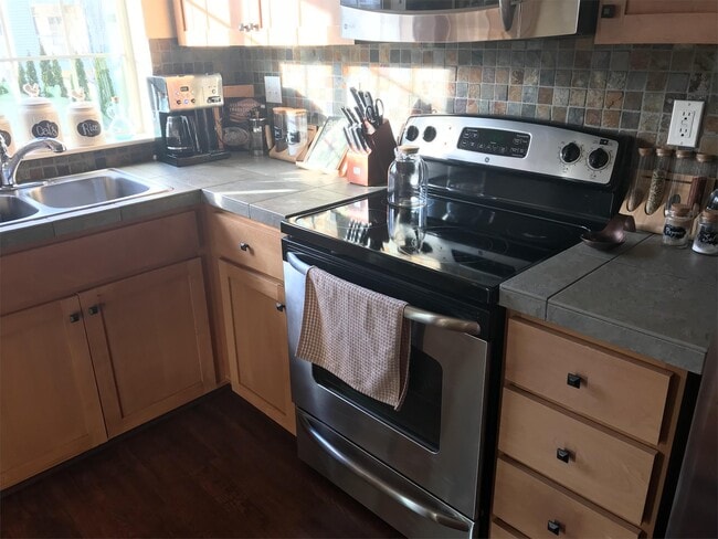 Building Photo - 632 NE Roydon Ln