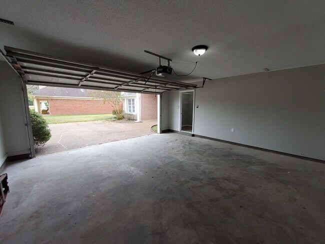 Building Photo - 647 S Sanga Rd