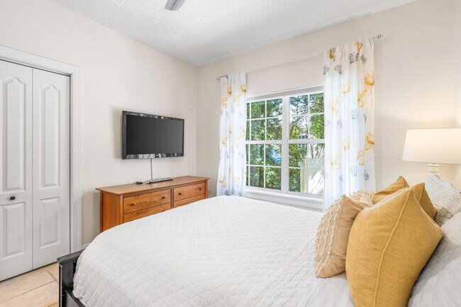 Building Photo - 220 Seabreeze Cir