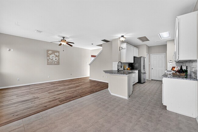 Building Photo - 16855 Carrollton Creek Ln