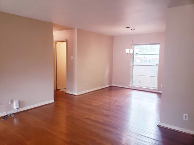 Building Photo - 2-Bedroom Duplex in Lakewood!