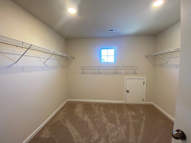 Building Photo - 6015 Weddington Pointe Dr