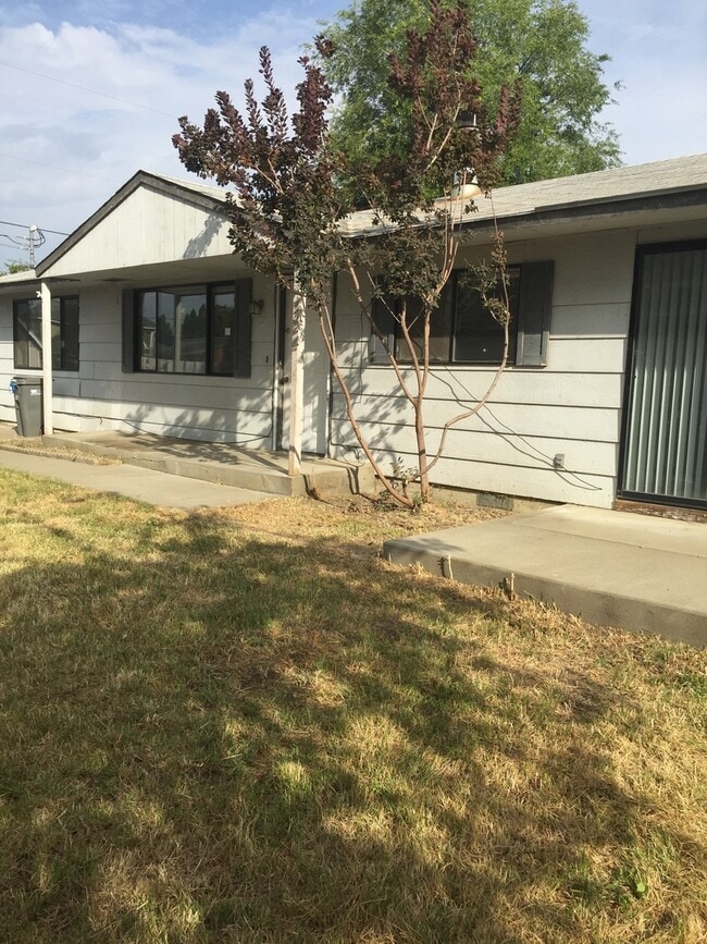 Building Photo - 4 Bedroom Home Under Radio Hill