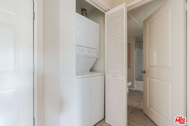 Building Photo - 6400 Crescent Prk E