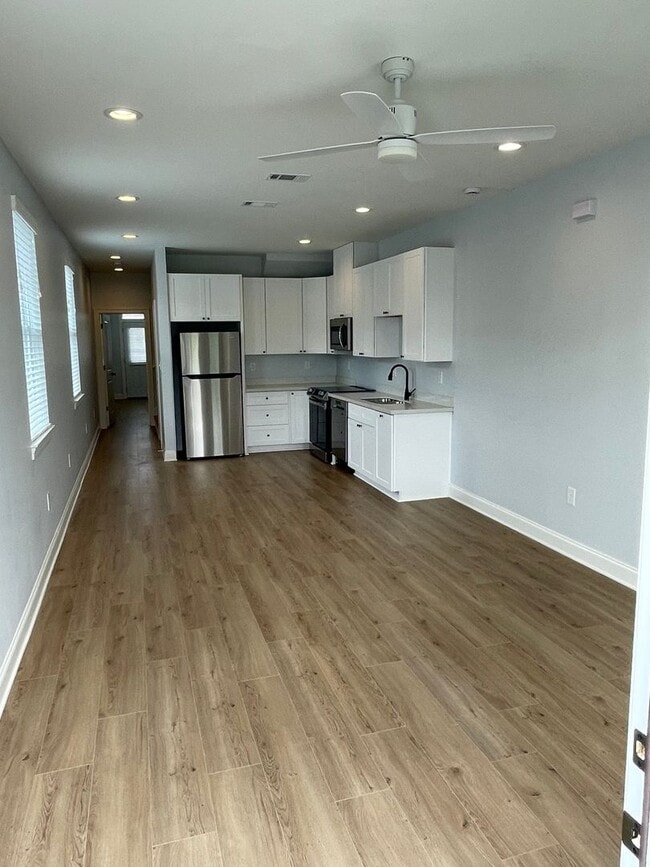 Building Photo - New 3BD/3.5BA w/ Gated Parking, great location Close to Downtown.