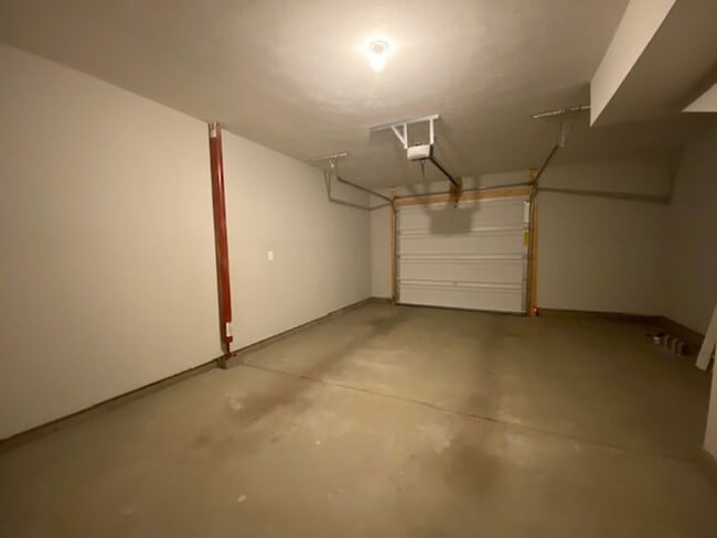 Building Photo - 2 Bed 2.5 Bath Townhome Available in Sprin...