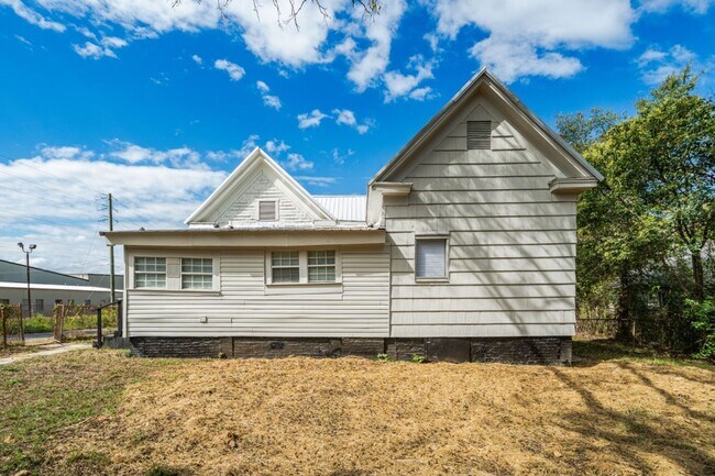 Building Photo - 233 Alder Ave