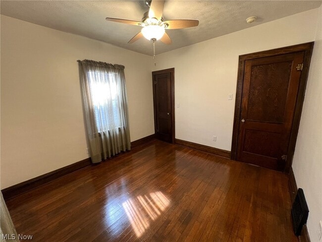 Building Photo - 982 Dan St