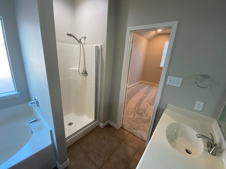Master bath - 12404 Pinestraw Rd