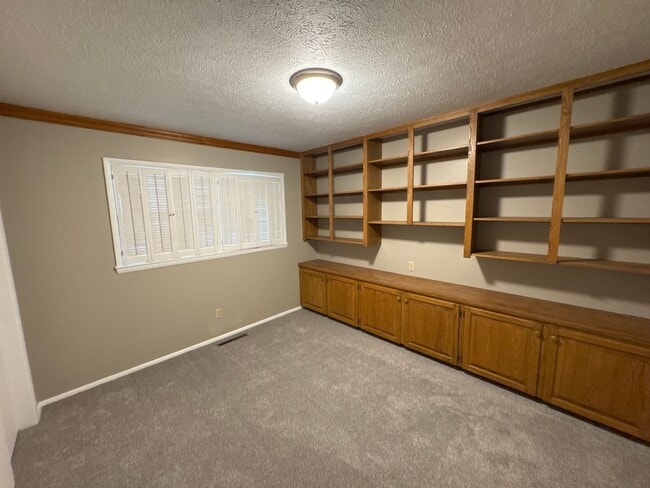 Building Photo - 3 Bedroom 2 Bath 2 Car Garage! Southeast! ...