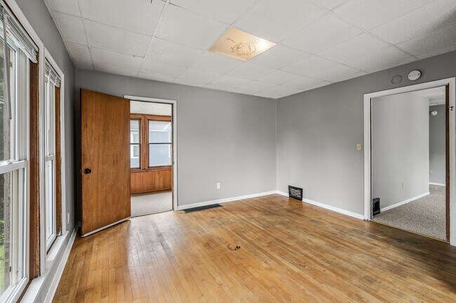 Building Photo - Cute 2BR 1 Bath Apartment Available 8/15