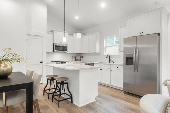 Building Photo - 2304 Delano St