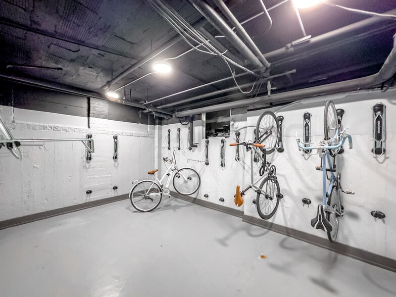 Building Photo - 543 W Belmont Ave