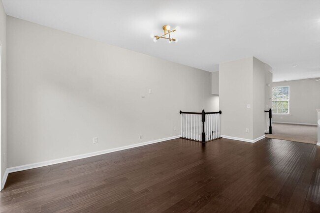 Building Photo - Spacious 4-Functional Bedroom Townhome Near RTP & Brier Creek