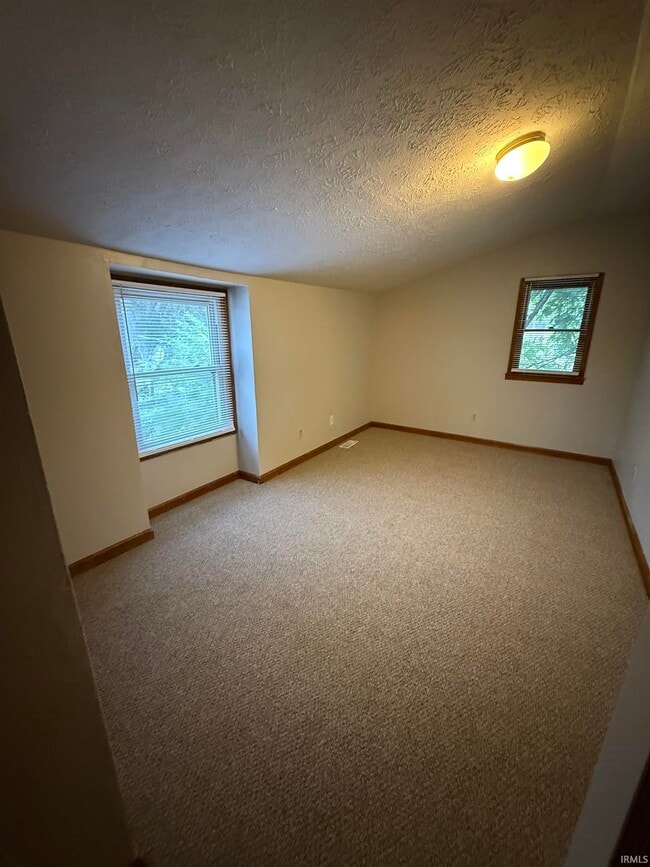 Building Photo - 1024 W Country Club Dr