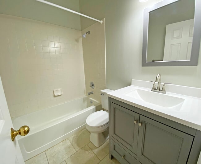 Building Photo - 6146 Golfview Dr