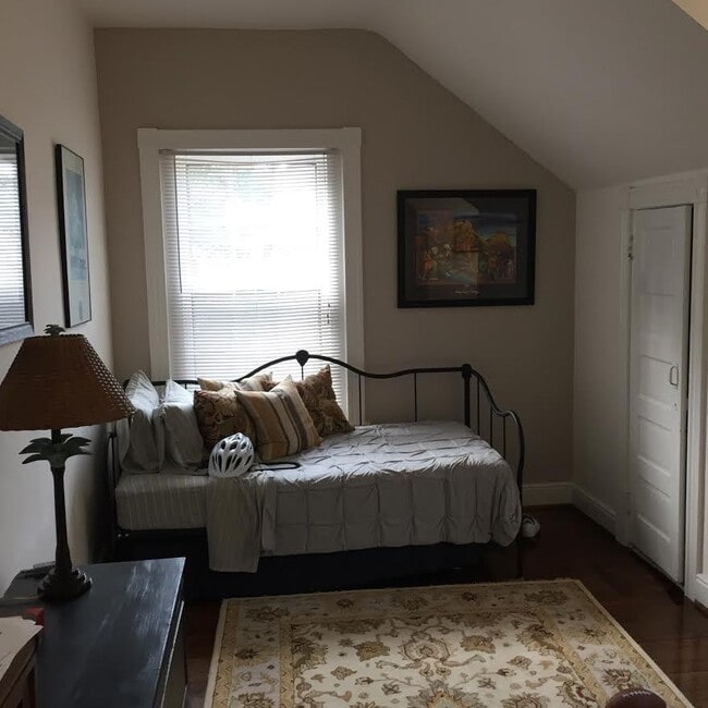Building Photo - -- AVAILABLE SEPTEMBER 4TH -- 2 BR / 1 BA Beautiful Historic Carriage House on Monument Ave! Avai...