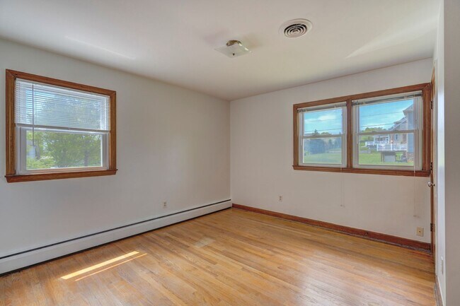 Building Photo - 1000 Willard Dr SE