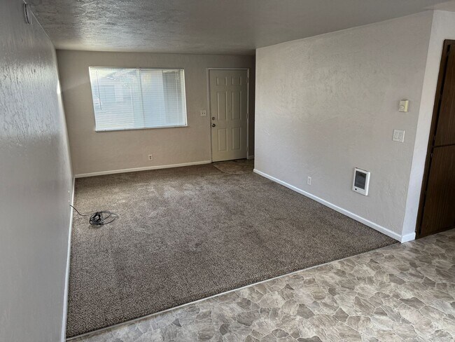 Building Photo - Updated 2 bedroom 1.5 bathroom duplex in Springfield!