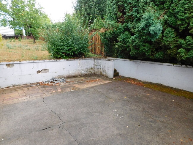 Building Photo - 4Bd/1.5Ba Two Story Home - Available to View!