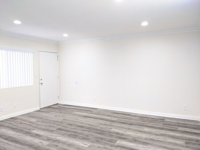 Interior Photo - Spacious Units available - Great Location! -- Hollywood