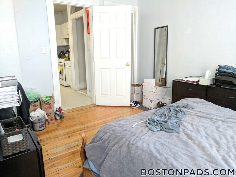 Building Photo - 168 Hillside St