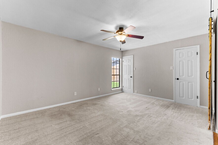 Building Photo - 7018 Taos Dr