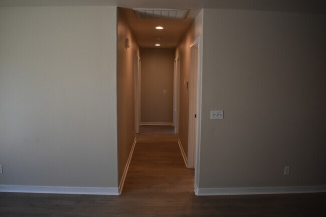 Building Photo - 524 Janell Ct