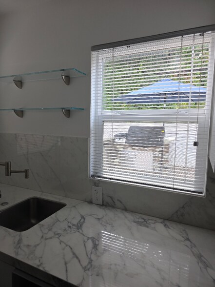 Building Photo - 3004 Kelton Ave