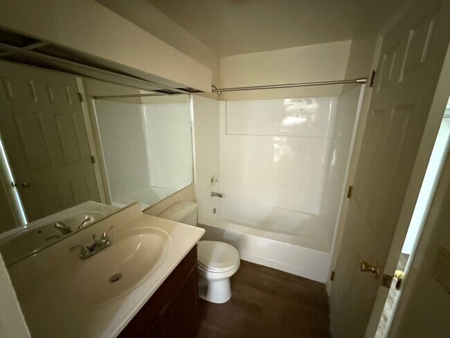 Building Photo - 3-bedroom, 1.5-bathroom townhome close to ...
