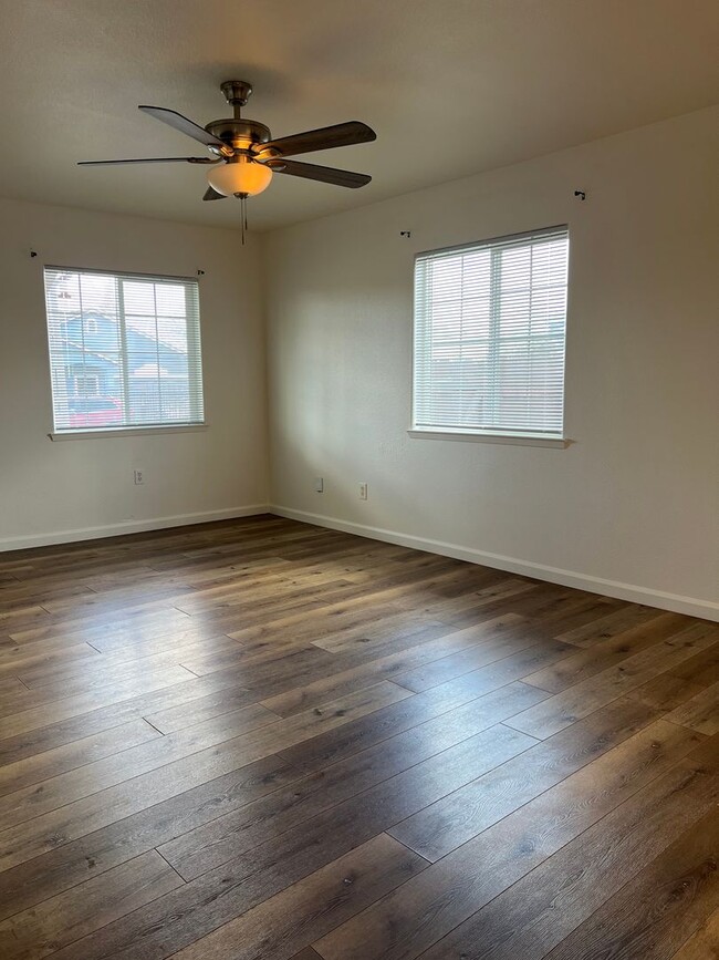 Building Photo - UPDATED 3 BEDROOM HOUSE WITH LARGE BACKYARD!