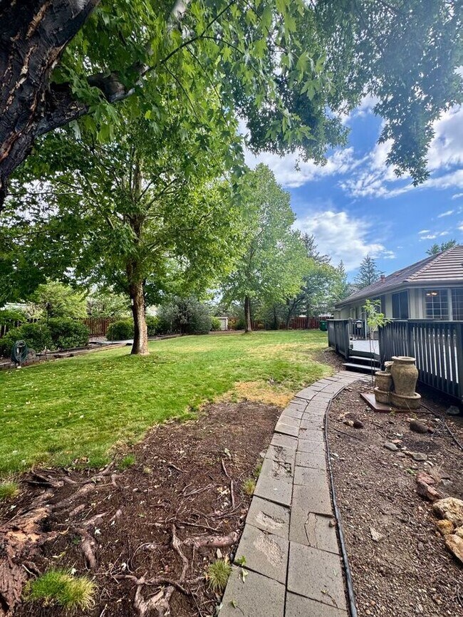 Building Photo - Spacious 3 Bed + Office | 3 Bath | 3-Car G...