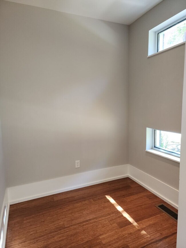 Building Photo - Contemporary Townhome East side of Downtow...