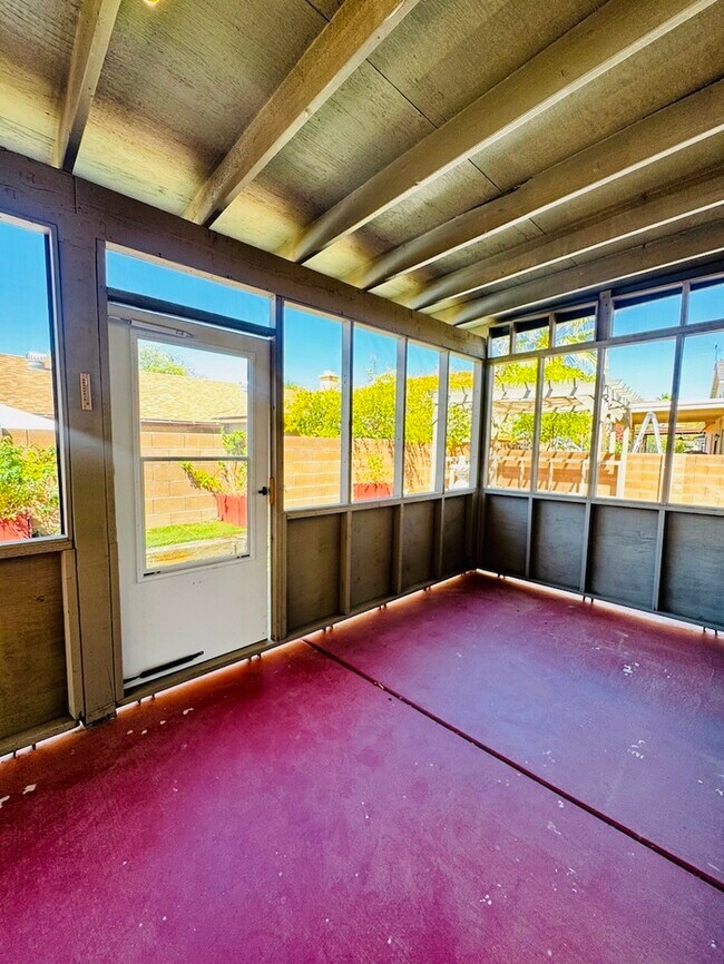 Building Photo - FOR RENT