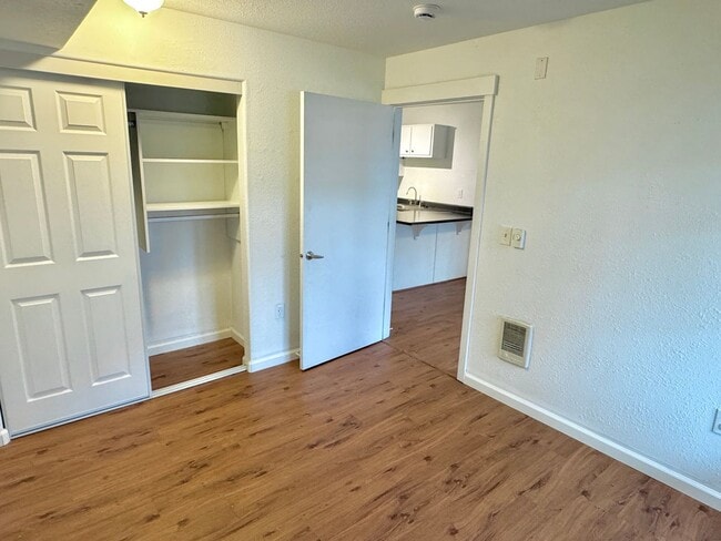 Building Photo - Gateway Ground Floor Corner Unit Condo with Laminate H/W's, A/C, Assigned Parking, Laundry In-Unit