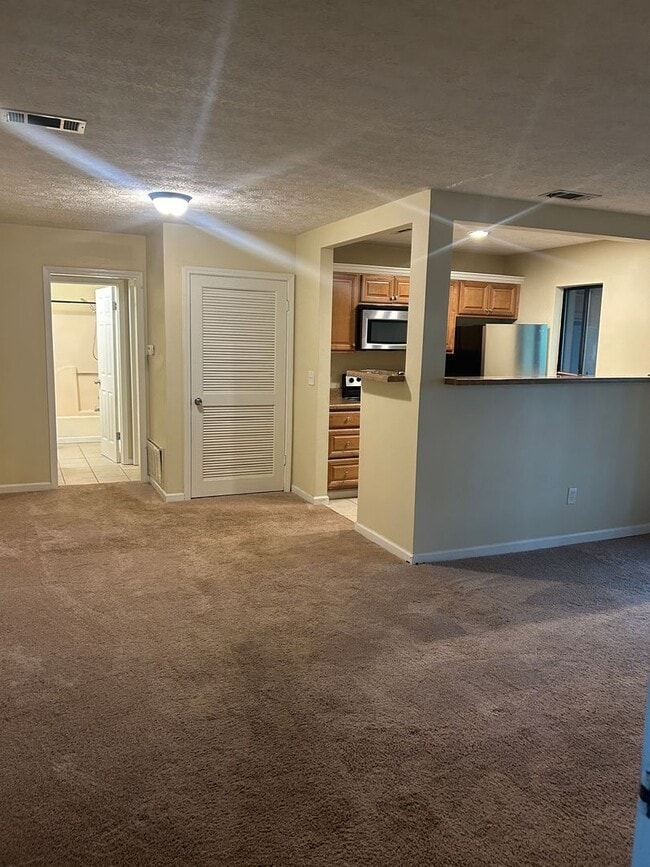 Building Photo - Campus View Apt-Walking Distance to UGA!