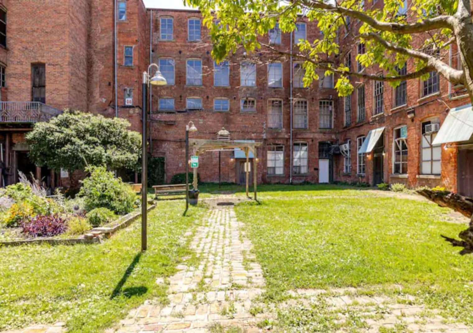 Building Photo - 226 Mt Elliott St