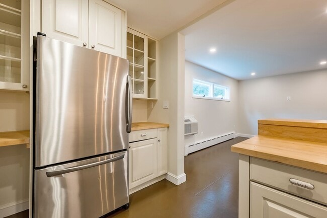 Building Photo - Classic Chevy Chase Charm in NW DC Availab...