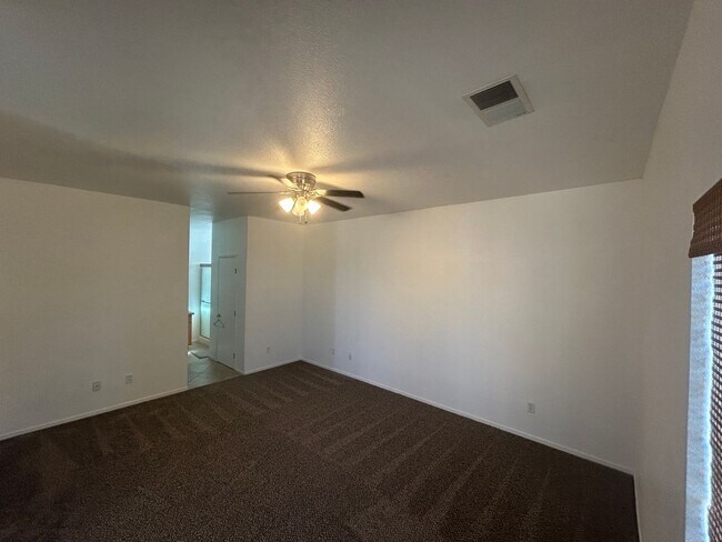 Building Photo - Great location on this split floorplan 3 b...