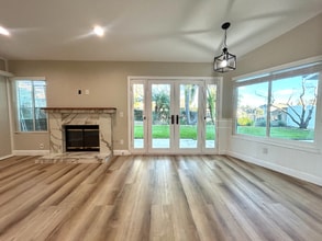 Building Photo - 1742 Oakview Way