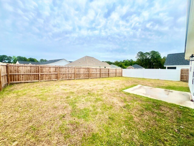 Building Photo - 165 Pommel St