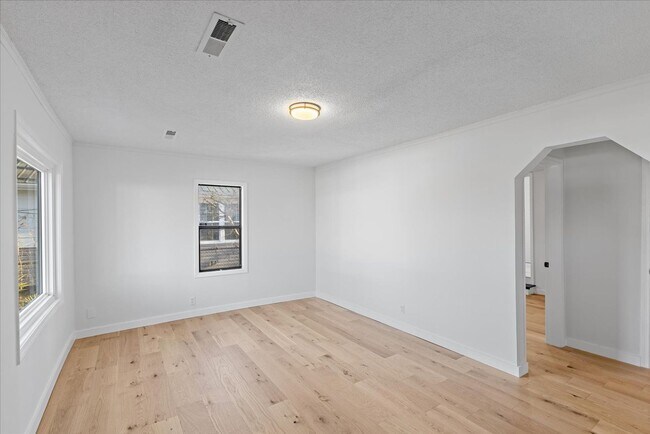 Building Photo - Newly renovated 2bed 2bath for rent!